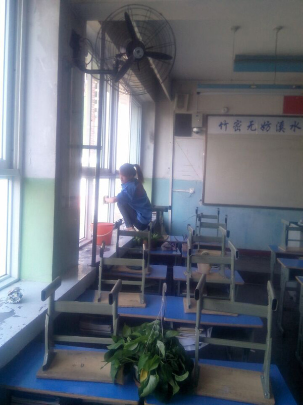 兰化一中教学楼擦玻璃