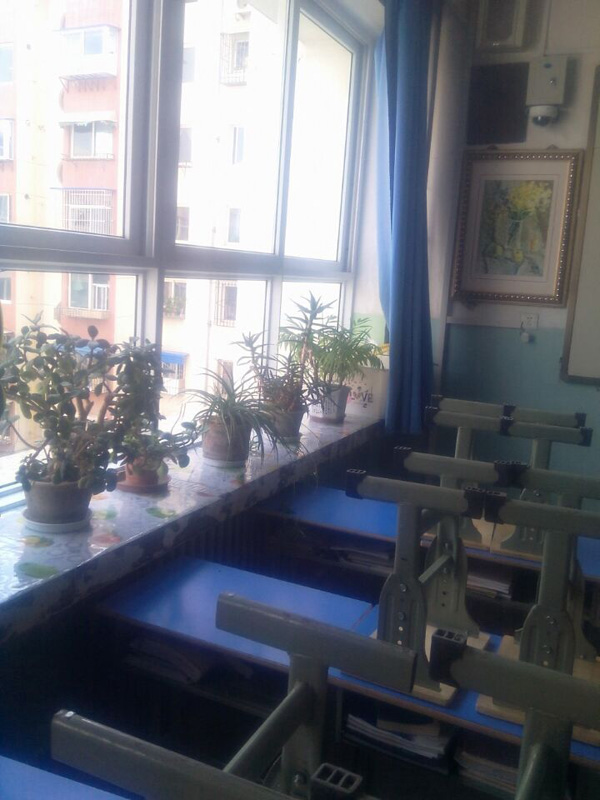 兰化一中教学楼擦玻璃