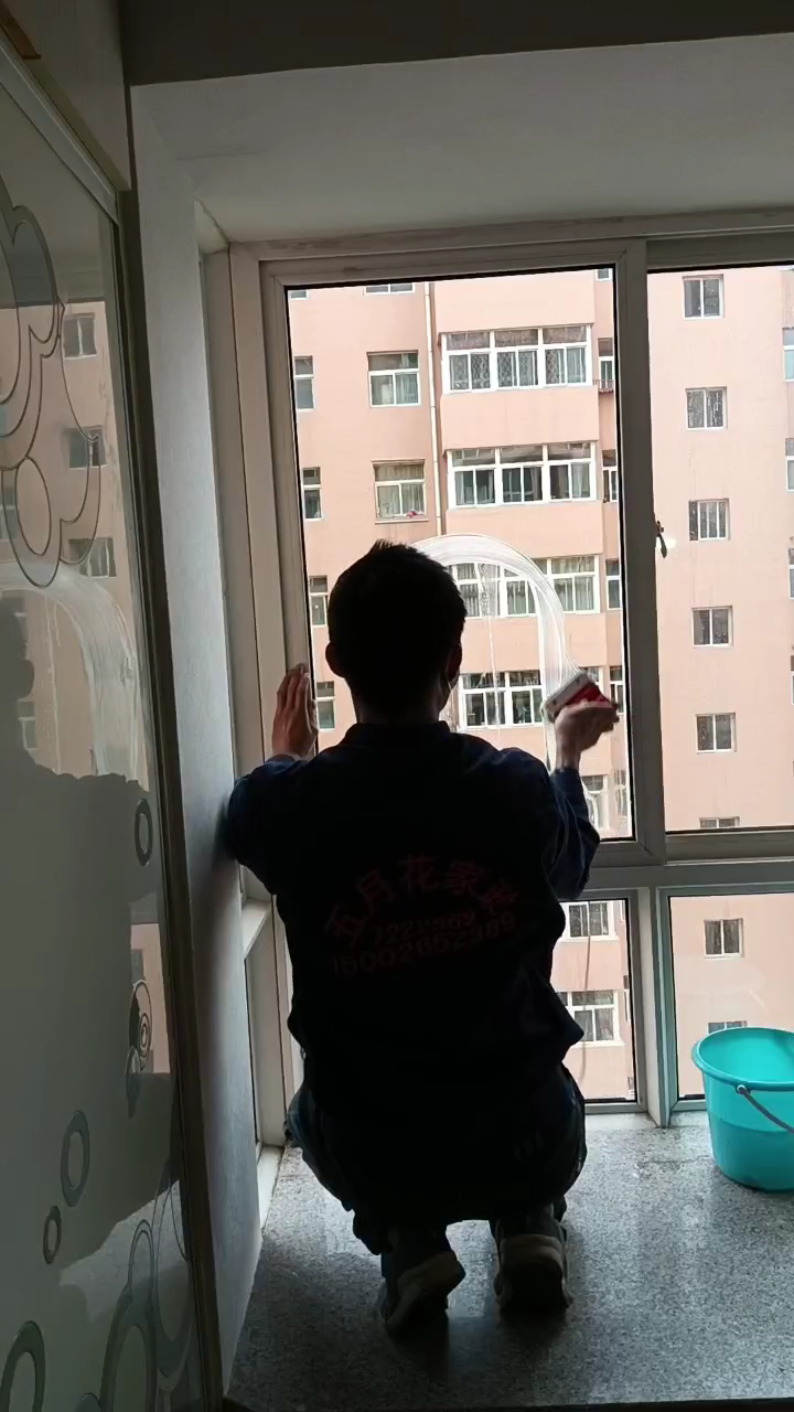 擦玻璃视频